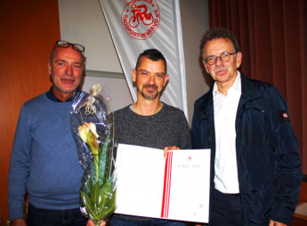 Für seine ehrenamtliche Tätigkeit als Kommissär wurde Marcel Franke mit der Ehrennadel des Thüringer Radsport-Verbandes geehrt. Urkunde und Ehrennadel überreichten Marian Koppe und Ralf Ulitzsch.