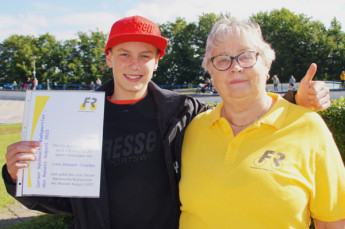 Lino Donath-Franke ist Geraer Nachwuchs-Radsportler des Monats August 2025. Die Urkunde vom Förderkreis überreichte Vorstands&shy;mitglied Ute Holfert.