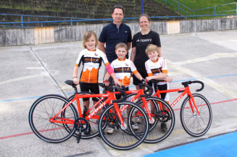 Die jungen Nachwuchssportler Lotte Schädlich, Tiberius Aust und Simon Götz mit ihren neuen Bahnrädern, übergeben von Andreas Schubert an Heike Schramm.