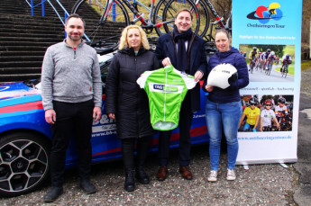 Nach der Unterzeichnung der Vereinbarungen zur Förderung des Geraer SSV-Radnachwuchses: André Sander (SSV-Präsident), Dominique Nündel (Teamleiterin), Claudius Oleszak (Leiter Immobilienmanagement) und Trainerin Heike Schramm.