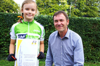 Lotte Lorenz ist Geraer Nachwuchs-Radsportlerin des Monats Juni 2025. Die Urkunde überreichte Förderkreis-Vorsitzender Kay Nestler.