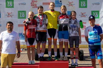 U13w-Siegerehrung vorm Olympiastadion.