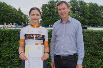 Kea Hammerl ist Geraer Nachwuchs-Radsportlerin des Monats Juli 2025. Die Urkunde überreichte Förderkreis-Vorsitzender Kay Nestler.