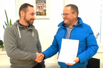 Mit Handschlag besiegelten André Sander und Christian Schöppe die Förderung des Radsportnachwuchses.