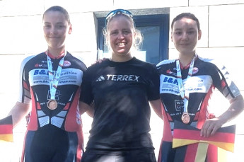 Heike Schramm freut sich mit Cora Aust und Lucia Wiencek über die DM-Bronzemedaille