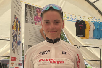 Cora Aust gewinnt weißes Trikot bei der Südpfalztour.
