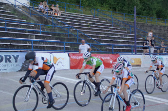 Ares Knoch gewinnt mit maximaler Punktzahl das Temporennen der U13 und übernimmt das blaue Führungstrikot.