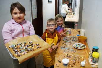 Junge Radsportler präsentieren ihre selbstgemachten Leckereien.