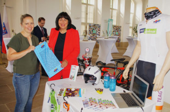 SSV-Trainerin Heike Schramm und Mitglied des Europäischen Parlaments Marion Walsmann am Präsentationsstand des SSV Gera.