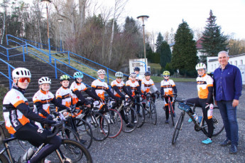 SSV-Radsportler bedanken sich bei Peter Schmidt für die Unterstützung des Wintertrainingsprojektes Crossfit.