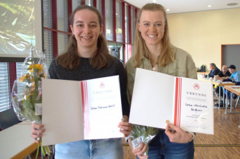 Lena-Fabienne Wolf und Lena Charlotte Reißner wurden für ehrenamtliches und sportliches Engagement geehrt.