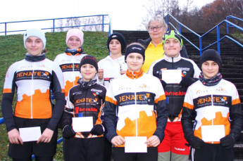 Sportler der U15-Trainingsgruppe bedanken sich beim Förderkreis für die Unterstützung.