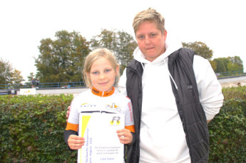 Linn Götze – Geraer Nachwuchs-Radsportlerin des Monats August 2026. Die Ehrung überreichte Förderkreismitglied Stephanie Wolter-Müller.