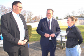 SSV-Trainerin Heike Schramm im Gespräch mit Ministerpräsident Mario Voigt und Oberbürgermeister Kurt Dannenberg.
