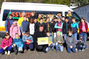 Vor der Abfahrt noch ein Foto mit Überreichung des Spendenschecks vom Förderkreis.