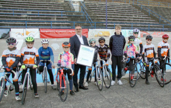 Julian Vonarb überreichte im Rahmen des U13-Trainings an Jugend &shy;wart Max Kölling die „Urkunde für ehrenamtliches Engagement“.