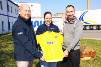 CWK-Geschäftsführer Lars Böttcher, Sportliche Leiterin Heike Schramm und Vereinspräsident André Sander präsentieren das Gelbe Führungstrikots der Altersklasse U11m.
