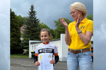 Martha Kupper – Geraer Nachwuchs-Radsportlerin des Monats April 2026. Die Ehrung überreichte Förderkreis-Vorstandsmitglied Ines Gollhardt.