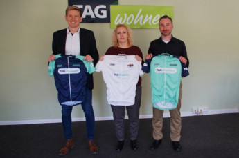 Fortführung des Sponsorenengagements zwischen der TAG Wohnen & Service GmbH und dem SSV Gera: Leiter Immobilien&shy;be&shy;wirt&shy;schaf&shy;tung Eric Frey, Teamleiterin Dominique Nündel, SSV-Präsident André Sander.