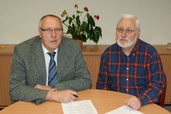 Energieversorgung Gera GmbH fördert den Radsport des SSV Gera 1990. Eine entsprechende Vereinbarung unterzeichneten EGG-Geschäftsführer Bernd Petzold (li.) und SSV-Geschäftsführer Reinhard Schulze.