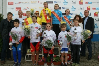 Alle Trikotgewinner der 9. Ostthüringen Tour 2011 bei der Gesamtsiegerehrung.