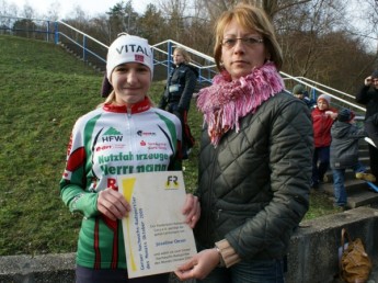 Glückwünsche für Joseline Oeser gab es von Ines Gollhardt, stellvertretende Vorsitzende des Förderkreises Radsport Gera e.V.