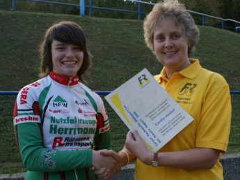 'Der Förderkreis Radsport Gera ehrte Carolin Henkel Nachwuchs-Radsportler des Monats August. Die Ehrenurkunde wurde ihr von Förderkreismitglied Ute Holfert überreicht.