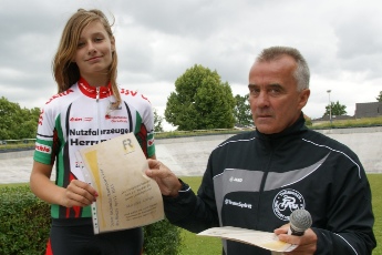 Maraike Lange wird als Geraer Nachwuchs-Radsportlerin des Monats April geehrt.