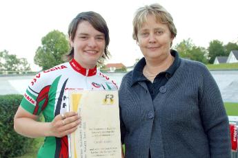 Carolin Henkel wird als Geraer Nachwuchs-Radsportlerin des Monats Juni geehrt.