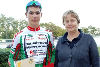 Christian Pesch wird als Geraer Nachwuchs-Radsportler des Monats Juli geehrt.