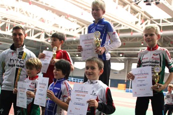 Stolz stellen sich die besten U13-Schüler gemeinsam mit Zeitfahr-Weltmeister Tony Martin zum Siegerfoto.  (Foto: M.Oelke)