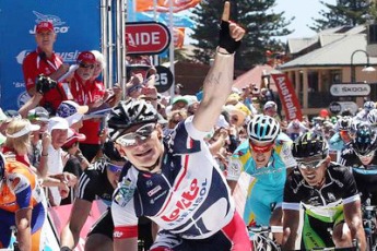 André Greipel (Lotto-Belisol) bejubelt seinen dritten Etappensieg in diesem Jahr und insgesamt bereits den zehnten Etappensieg bei der Tour Down Under.  (Foto: Roth)