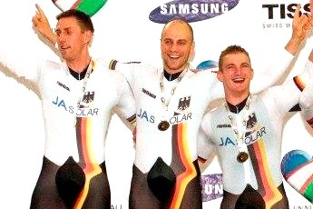 Stefan Nimke, Maximilian Levy und René Enders bekommen nachträglich die WM-Medaillen und -Triktos von 2011.  (Foto: Archiv)