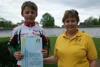 Der Förderkreis Radsport Gera e.V. ehrt Paul Weiß als Geraer Nachwuchs-Radsportler des Monats April 2012. Überreicht wird ihm die Urkunde von Vorstandsmitglied Ute Holfert.