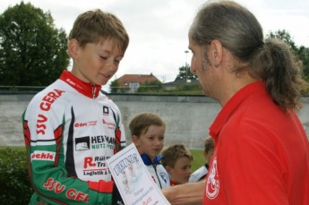 Nico Kirsche siegte beim Geschicklichkeitsfahren der U11 im Rahmen der Thüringer Verbandsjugendspiele in Gera. Glückwünsche zum Sieg gabs vom Vorsitzenden der Thüringer Radsportjugend, Michael Schurig.