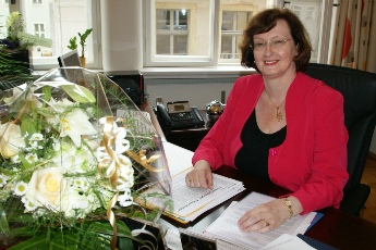 Oberbürgermeisterin Dr. Viola Hahn an ihrem ersten Arbeitstag in ihrem Arbeitszimmer im Geraer Rathaus.