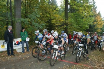 Bernd Kriebitzsch, Fachdienstleiter Bildung und Sport der Otto-Dix-Stadt Gera, gab den Startschuss zum Abschlussrennen im Mittel-Deutschland-Cup MDC-XC 2009 im Geraer Stadtwald.