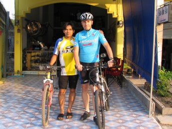 Toni, ein thailändischen Radsportler und Fahrradhändler, der sein Geschäft unmittelbar neben dem Hotel hatte, wo Hilmar Schmidt während seines beruflichen Aufenthaltes in Thailand 2005 wohnte.  (Foto: privat)