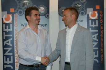 Peter Schmidt, Geschäftsführer der Jenatec Industriemontagen GmbH, und Bernd Herrmann, Sportdirektor des SSV Gera 1990, bei der Unterzeichnung des Kooperationsvertrages für die Fortführung der Bundesligamannschaft Jenatec Cycling für die Saison 2011.