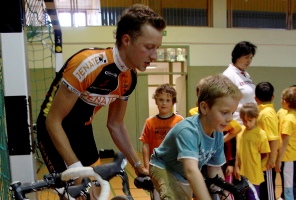 René Heinze macht Grundschülern das Radfahren schmackhaft.  (Foto:&nbsp;Daniel&nbsp;Förster)