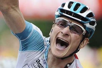 André Greipel (Omega Pharma-Lotto) bejubelt seinen Sieg auf der 10. Etappe der Tour de France.  (Foto: rsn/Roth)