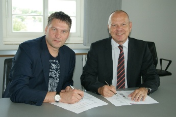 Bernd Jurke, Jurke GmbH & Co. KG, und Wolfgang Reichert, Präsident des SSV Gera 1990 e.V, unterzeichnen einen Sponsorenvertrag zur Unterstützung und sportlichen Förderung von Robert Förstemann.