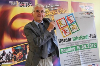 Stefan Prüger, Fahrradbeauftragter der Stadt Gera, präsentiert das Plakat für den „Geraer fahrRad!-Tag“.