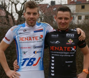 Im neuen Teamoutfit präsentieren sich Arne Kenzler (Continental Team Bergstraße Jenatec) und Patrick Renner (Team Jenatec Cycling).