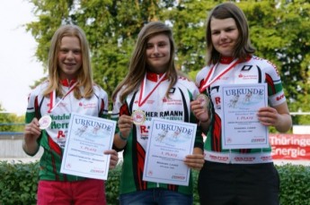 Gold für Lena-Charlotte Reißner, Maraike Lange und Vanessa Leske vom SSV Gera im 2000m Mannschaftszeitfahren der U15-Schülerinnen.