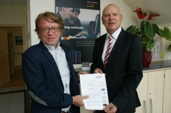 Thomas Richter, Geschäftsführer der eropräzisa gmbh, und Wolfgang Reichert, Präsident des SSV Gera, nach der Unterzeichnung des Sponsorenvertrages für den eropräzisa Nachwuchs-BahnCup 2013.