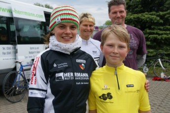 Gesamtsieger bei der 12. Ostthüringen Tour in der U11m, Lucas Küfner, gemeinsam mit SSV-Trainerin Melanie Lenk und seinen Eltern Thomas und Iris.