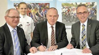 Unterzeichnung durch die Vorstände der WBG "Glück Auf" Dieter Lappmann (links) und Uwe Klinger (rechts) mit Tourgesamtleiter Wolfgang Reichert und U13-Radlerin Lara Röhricht. (Foto:&nbsp;Martin&nbsp;Kappel)