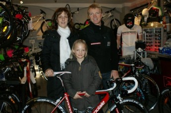 Ganz in Familie: Katrin, Clara und Frank Hässelbarth mit Rennrad. (Foto: Schulze)