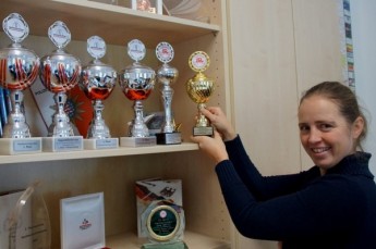 Seit Jahren wird in Gera eine sehr gute Nachwuchsarbeit geleistet. Trainerin Heike Schramm zeigt einige Siegerpokale.   (Foto: R.Schulze)